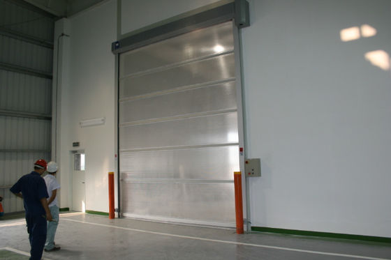 PVC-Schnellrolltore für Lagerhallen steuern die Klimabedingungen per Knopfdruck